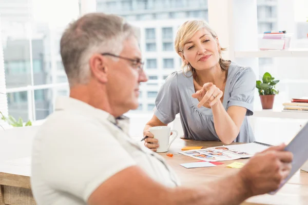 Geschäftsfrau zeigt auf den Tablet-Bildschirm — Stockfoto