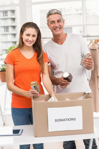 Colleghi d'affari che selezionano le donazioni — Foto Stock