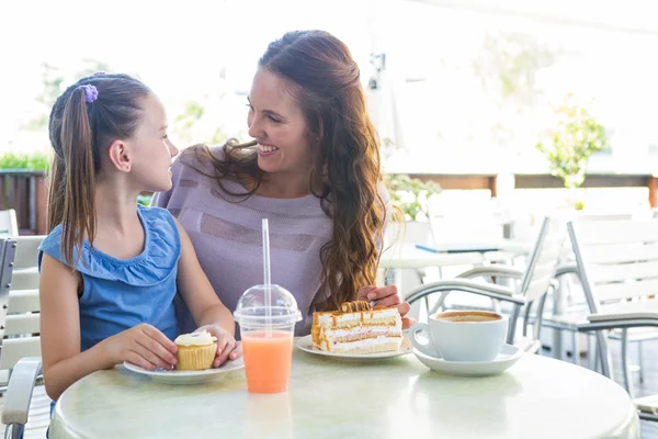 Mother and daughter enjoying cakes — Stock Photo, Image