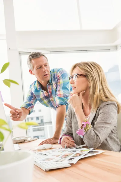 Ontwerper zijn collega briefing — Stockfoto