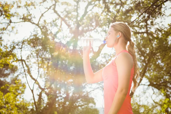 Atleta beber agua de la botella — Foto de Stock