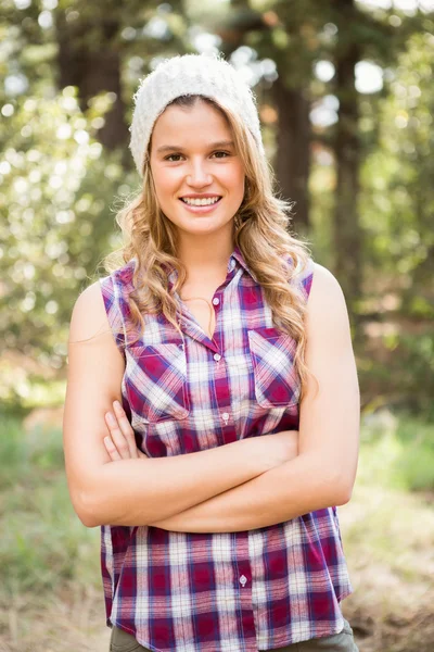 Blondine lächelt mit verschränkten Armen — Stockfoto