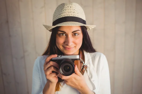 Hipster utilizzando la sua fotocamera vintage — Foto Stock