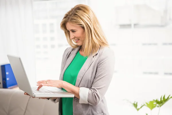 Geschäftsfrau arbeitet mit Laptop — Stockfoto