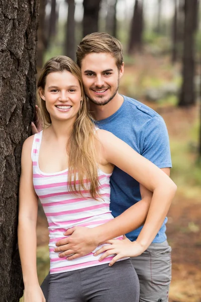 Jovem casal caminhante feliz — Fotografia de Stock