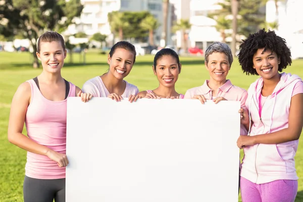 Mulheres segurando cartaz em branco — Fotografia de Stock