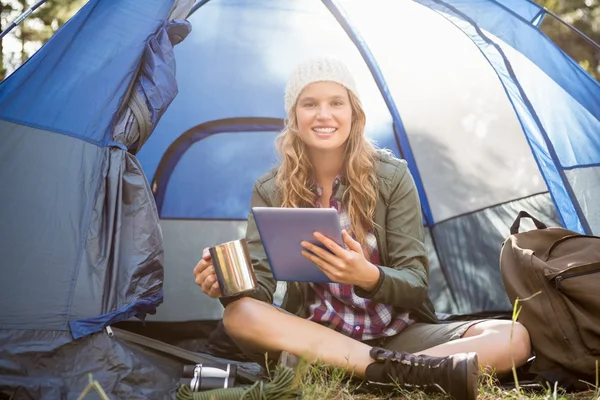 Camper using tablet — Stock Photo, Image