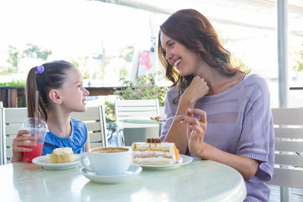 Mutter und Tochter genießen Kuchen — Stockfoto