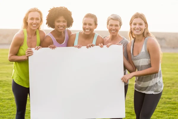 Mujeres sosteniendo cartel — Foto de Stock