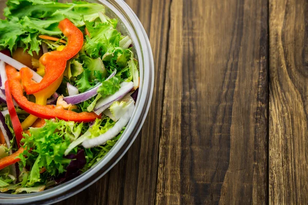 Gezonde kom salade op tafel — Stockfoto