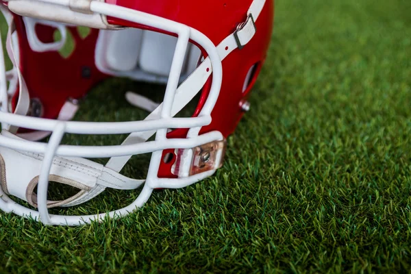 Casco da calcio sul campo — Foto Stock