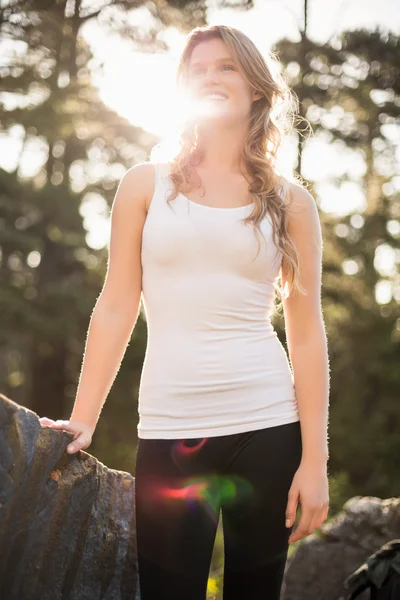 Unga glada jogger tittar på något — Stockfoto