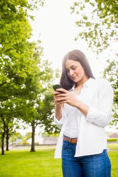 Brunette sturen een SMS-bericht — Stockfoto