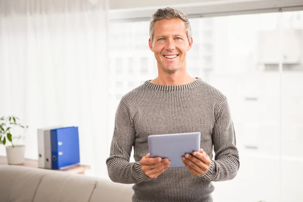 Homme d'affaires souriant occasionnel avec tablette — Photo