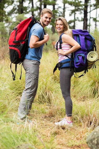 Sonriente excursionista pareja —  Fotos de Stock