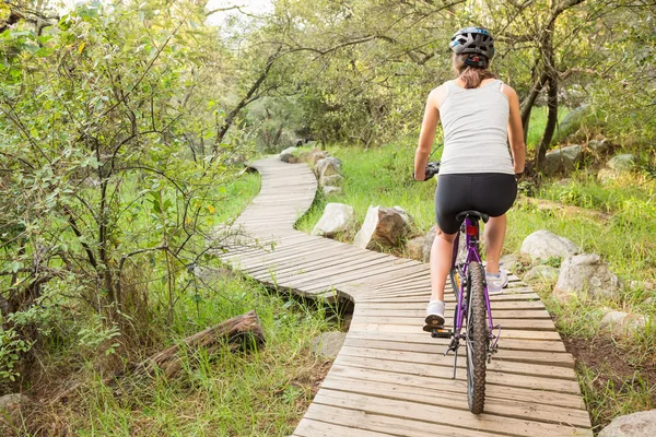 Brunette mountainbiken — Stockfoto