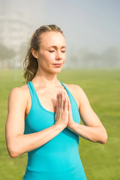 Pacífico ajuste loira meditando — Fotografia de Stock