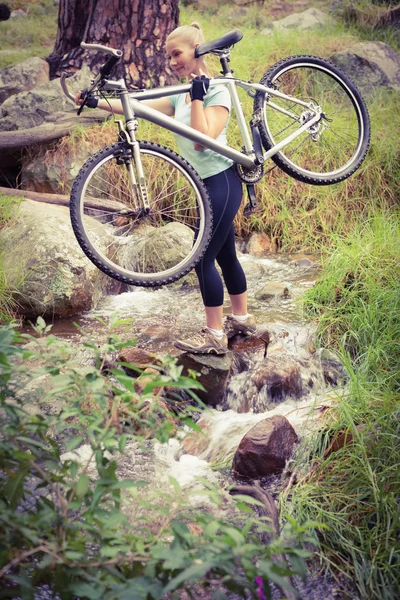 Mujer levantando su bicicleta —  Fotos de Stock