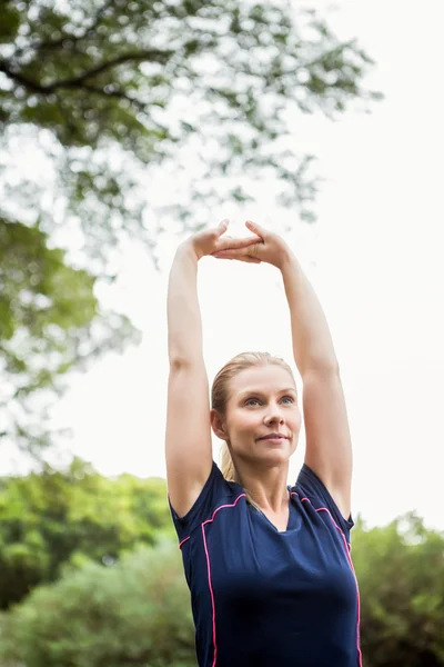 Donna che fa braccia stretching — Foto Stock