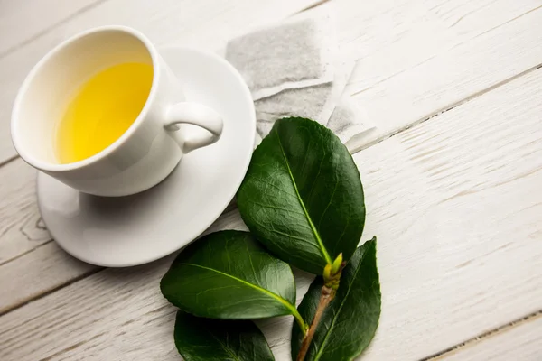 Tasse Kräutertee auf dem Tisch — Stockfoto