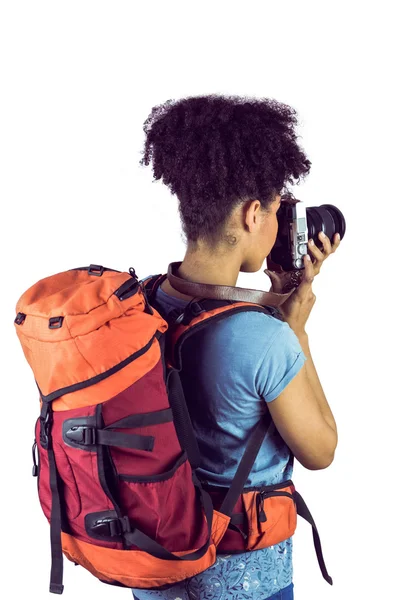 Mujer con mochila tomando fotos — Foto de Stock