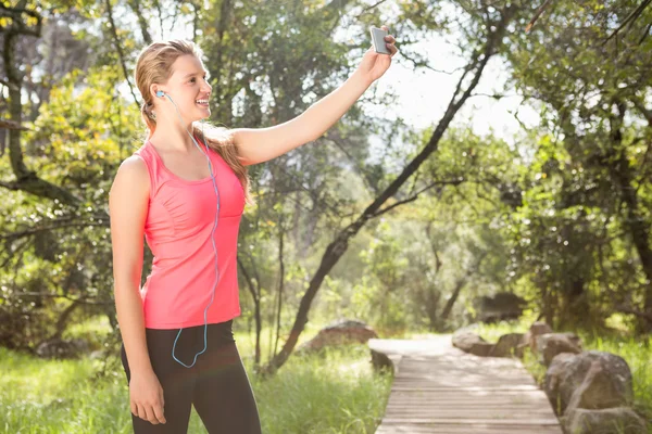 Atleta rubia tomando selfie — Foto de Stock