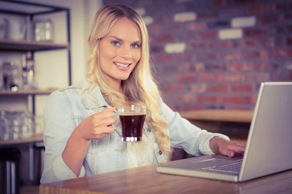 Leende blondin dricker kaffe — Stockfoto