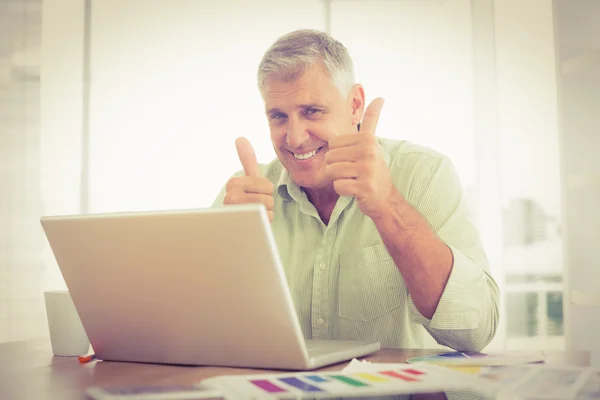 Empresario haciendo gestos pulgares hacia arriba — Foto de Stock