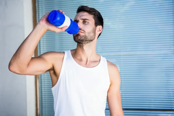 Handsome athlete drinking — Stock Photo, Image