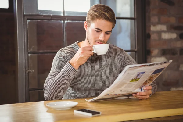 Homem bebendo café — Fotografia de Stock