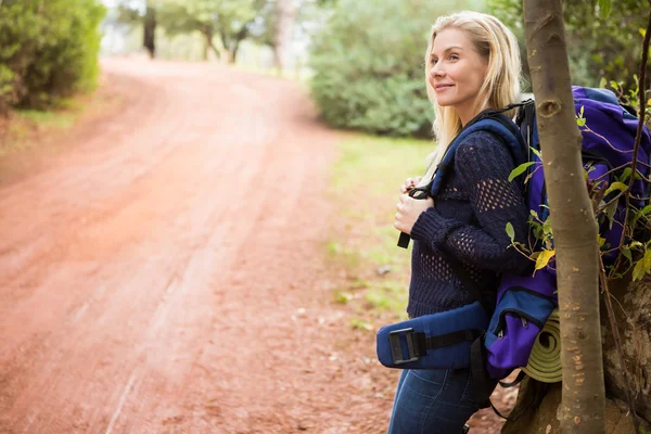 Excursionista esperando al lado de la carretera — Foto de Stock