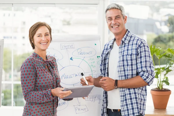 Geschäftspartner mit Tablet — Stockfoto