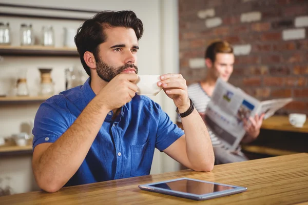 Young man having cup of coffee — Stock Photo, Image