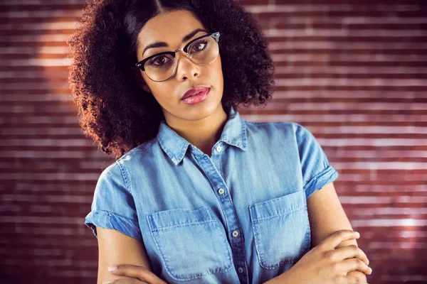 Hipster posando con los brazos cruzados —  Fotos de Stock