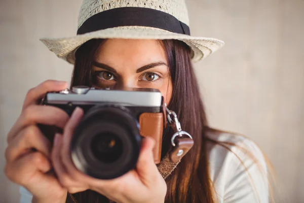 Hipster met behulp van haar vintage camera — Stockfoto