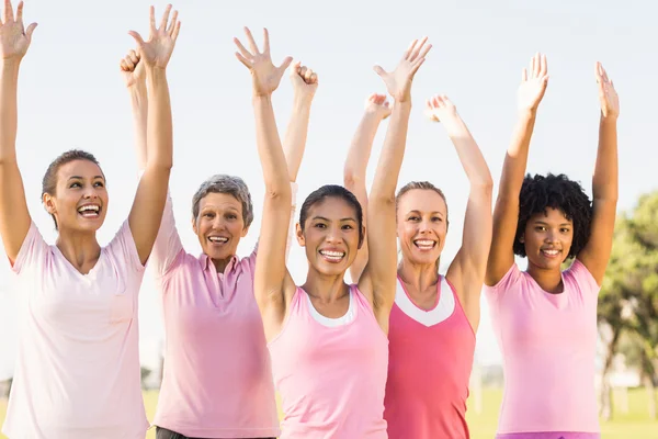 F mujeres sonrientes vistiendo de rosa —  Fotos de Stock