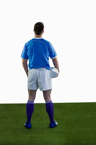 Jogador de rugby segurando uma bola de rugby — Fotografia de Stock