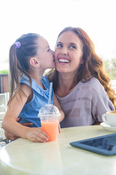 Mãe e filha no terraço do café — Fotografia de Stock