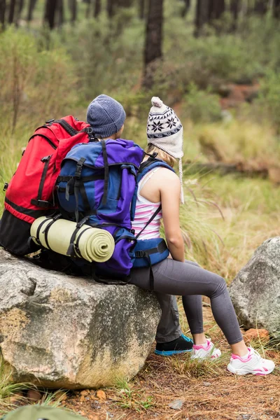 Giovane coppia escursionista felice — Foto Stock