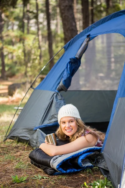 Гарненька білявка camper посміхається — стокове фото