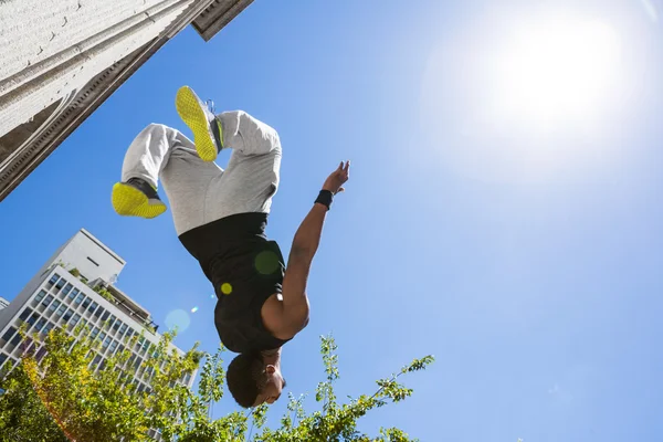 Sportowiec ekstremalne skoki w powietrzu — Zdjęcie stockowe