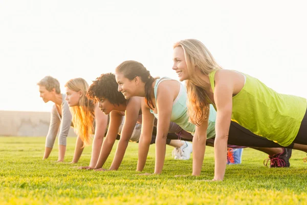 Sporty women doing push ups — Stock Photo, Image