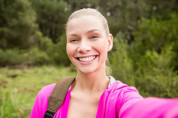 Caminhante feminino tomando uma selfie — Fotografia de Stock