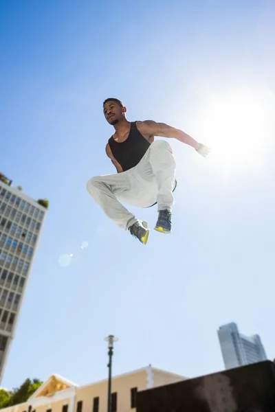 Sportowiec ekstremalne skoki w powietrzu — Zdjęcie stockowe