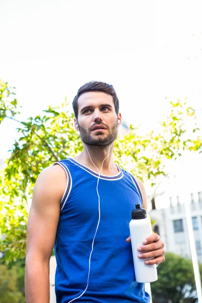 Schöner Athlet mit Flasche — Stockfoto