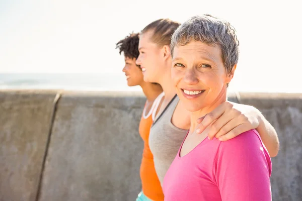 Sorrindo mulheres desportivas — Fotografia de Stock