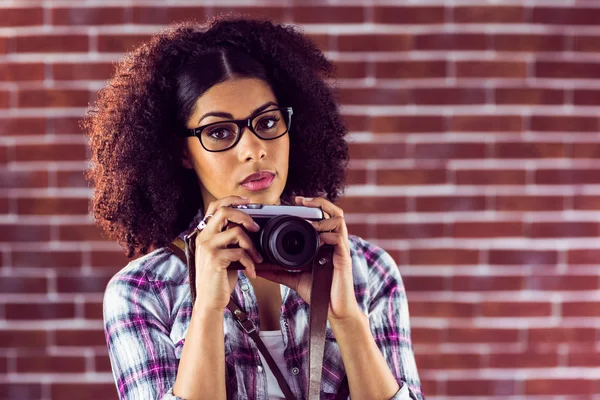 Attraktive Hipster mit Kamera — Stockfoto