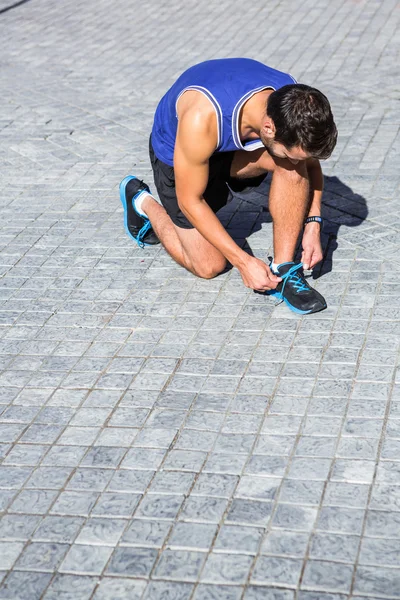 Atleta atando sus zapatos —  Fotos de Stock