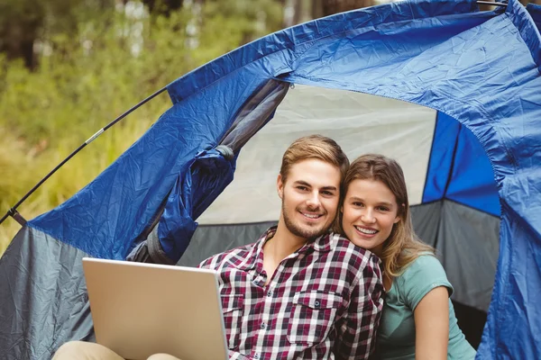 Paar kijken naar laptop — Stockfoto