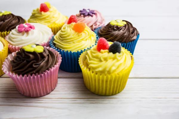 Deliciosos cupcakes en una mesa — Foto de Stock